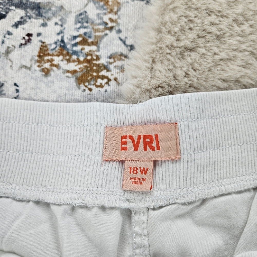 Evri White Shorts Women Plus Size 18W - Picture 5 of 7